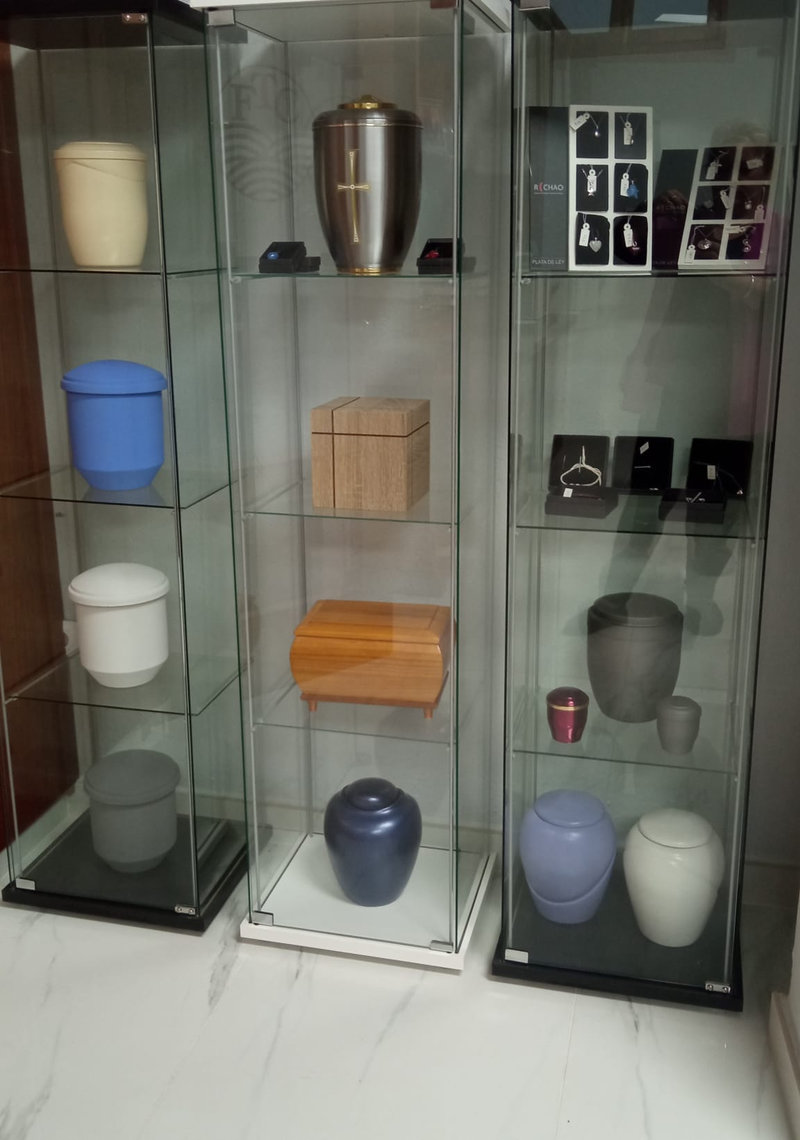 Expositor de urnas y joyas para cenizas